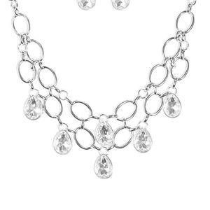 Elegant and beautiful clear gems 💎 short necklace